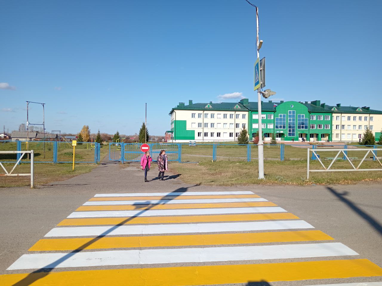 Обновлены разметки на трёх пешеходных переходах, построены тротуары.