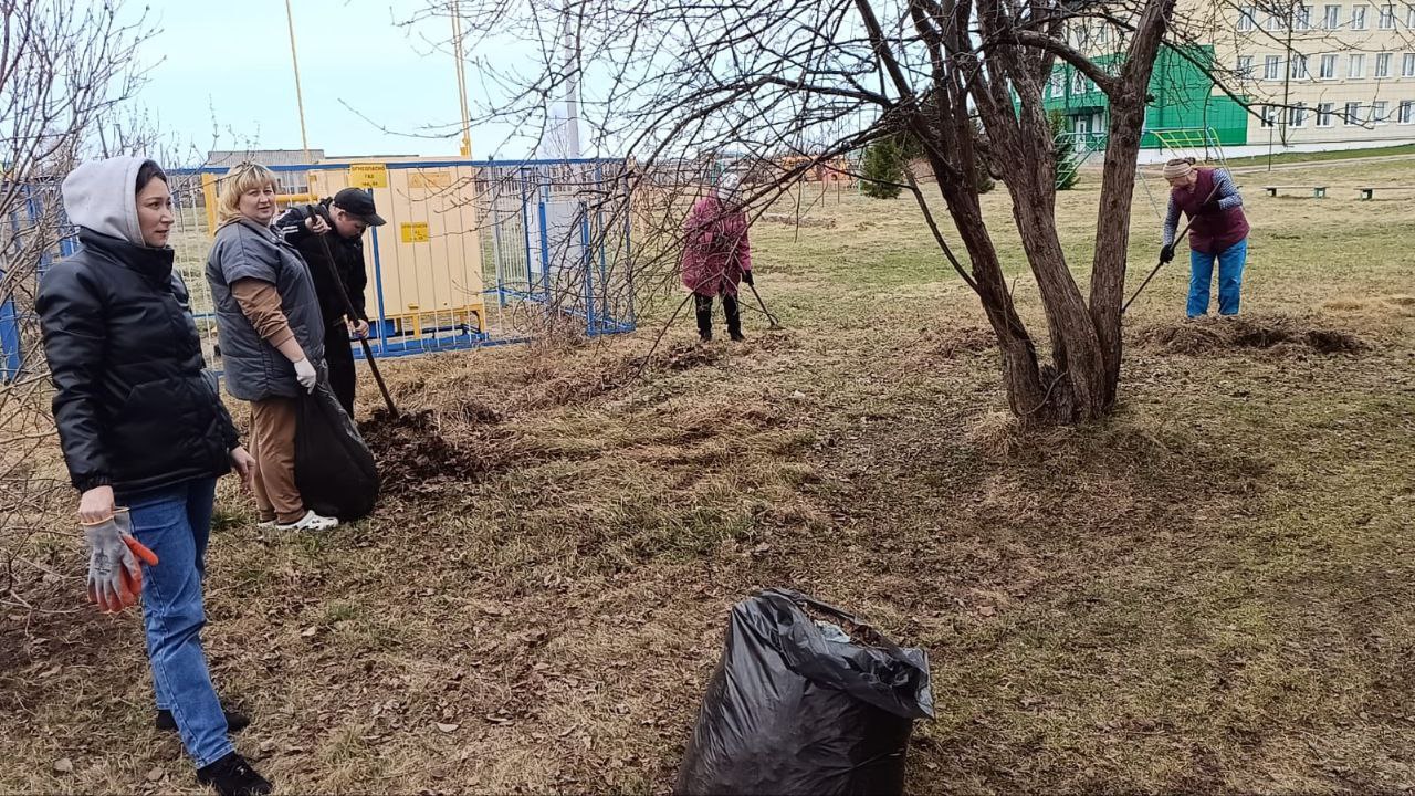 Коллективы учреждений и организаций наводят порядок на своих территориях.
