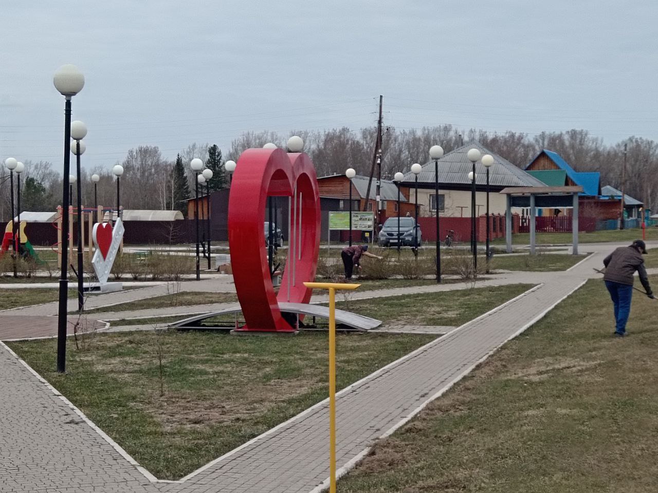 Продолжается уборка территории парка отдыха.