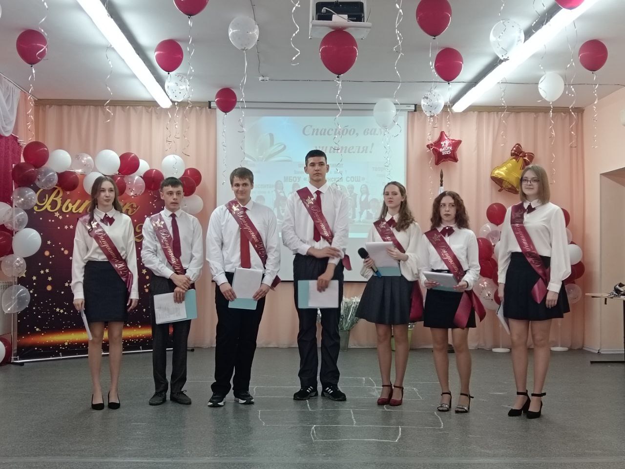 Вчера прозвенел последний школьный звонок для наших одиннадцатиклассников.