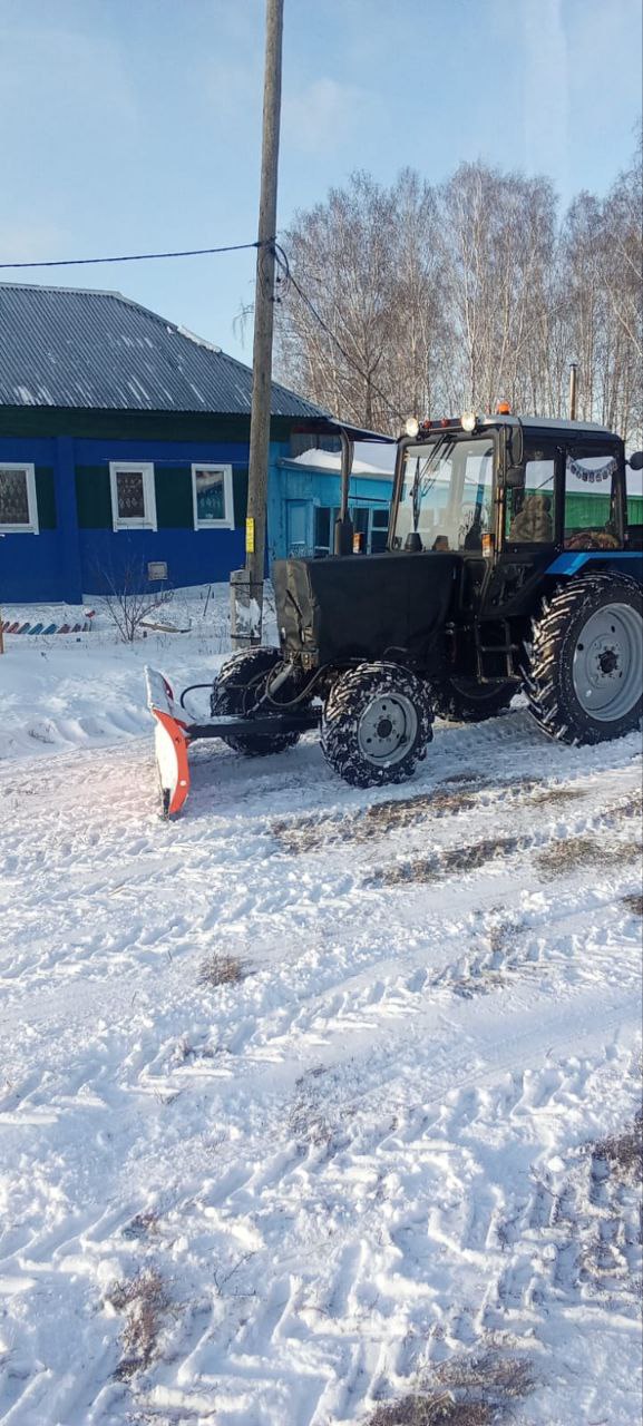 На территории поселения началась полномасштабная уборка снега.