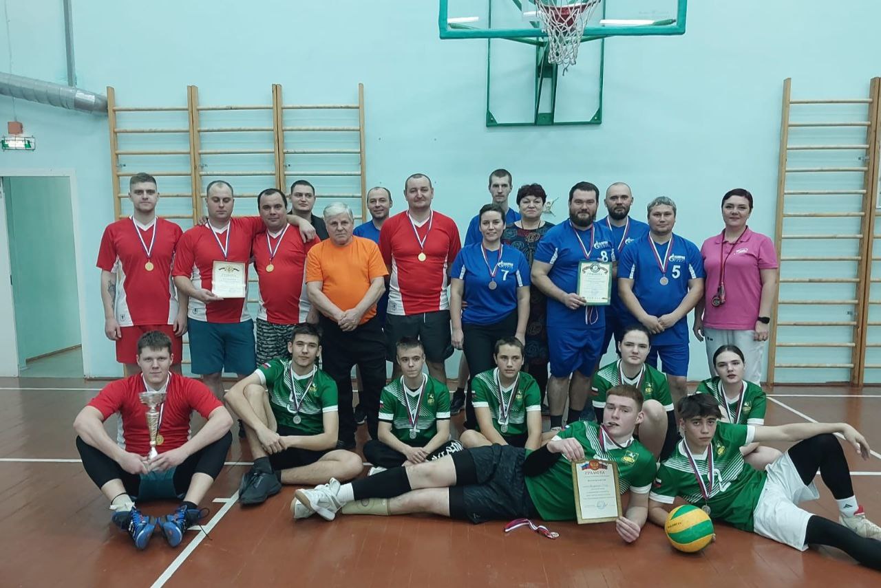 В спортивном зале Володинской школы прошли спортивные соревнования по волейболу  на кубок Главы поселения.