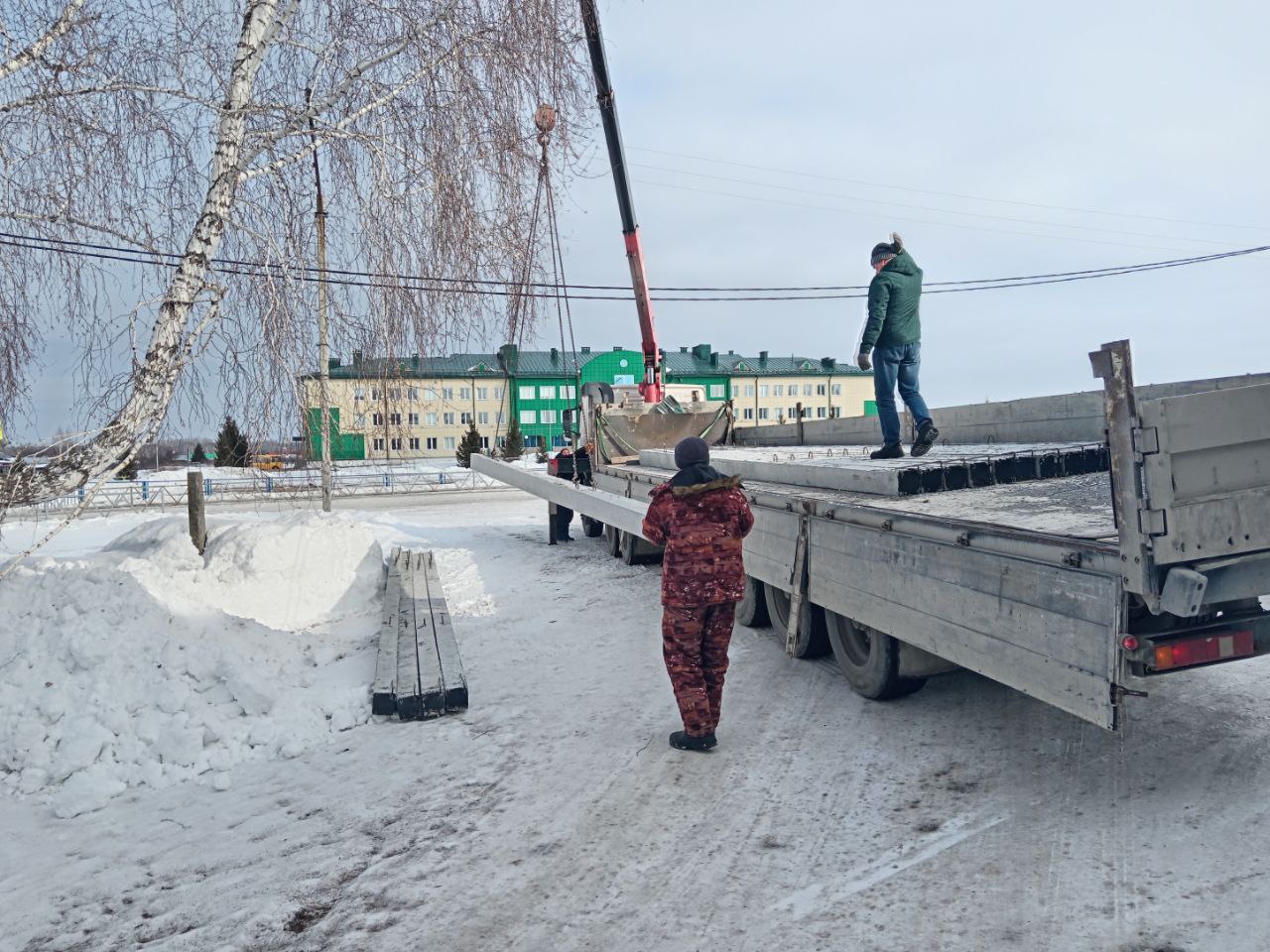 Начаты работы по установке железобетонных опор на въезде в село Володино.