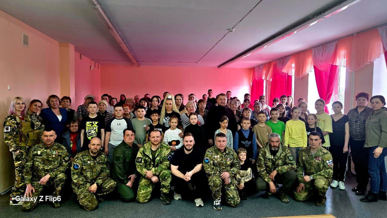 в Доме культуры прошла встреча с координаторами гуманитарной миссии Томского регионального отделения &quot;Опора России&quot; и волонтёрами сообщества &quot;Одеяло70. Прикрою&quot;, ТРОО &quot;Ассоциация ветеранов Разведки и Спецназа&quot;.